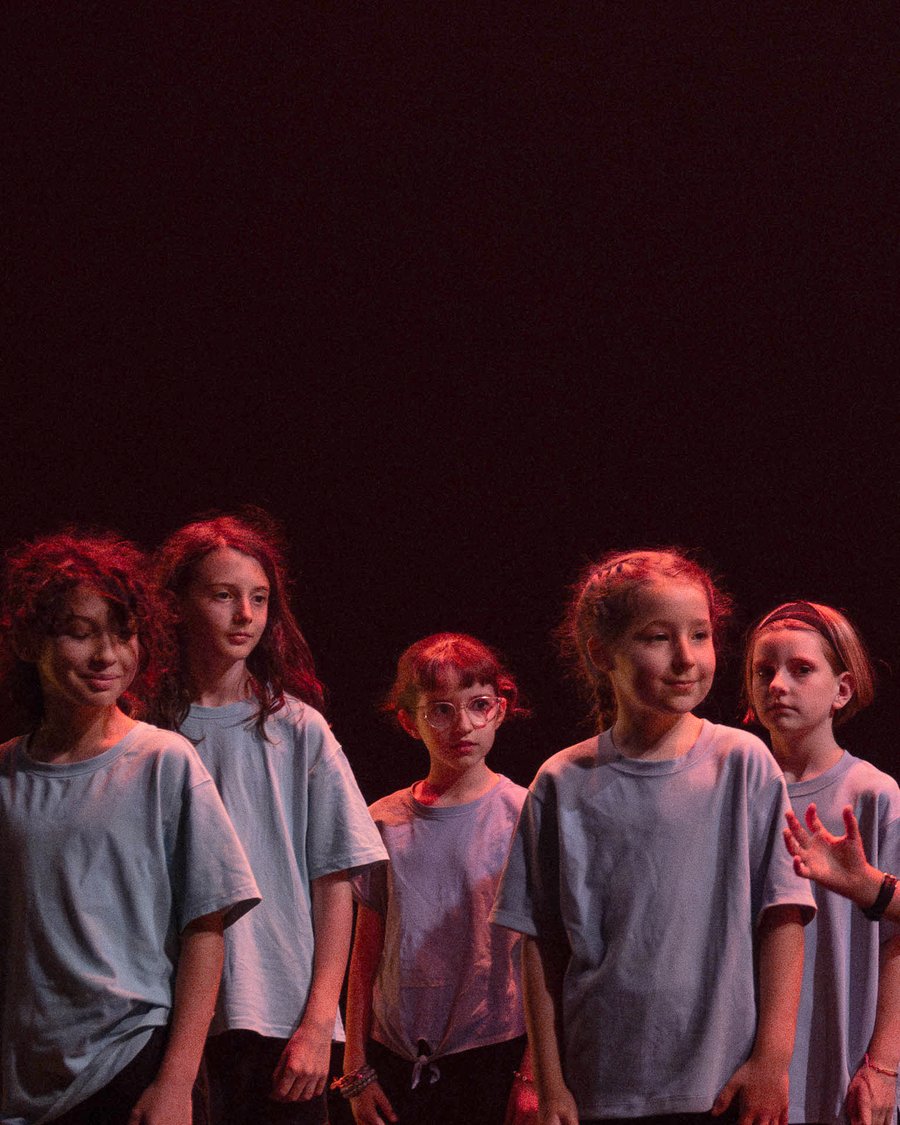 Cours enfants du Cercle des Danseurs Disparus sur scène — formule éveil et initiation